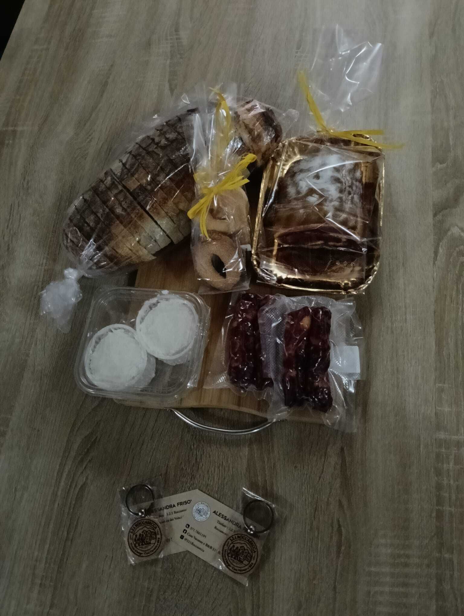Verschiedene verpackte Lebensmittel auf einer Holztischfläche.