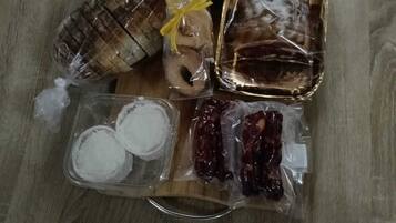 Verschiedene verpackte Lebensmittel auf einer Holztischfläche.