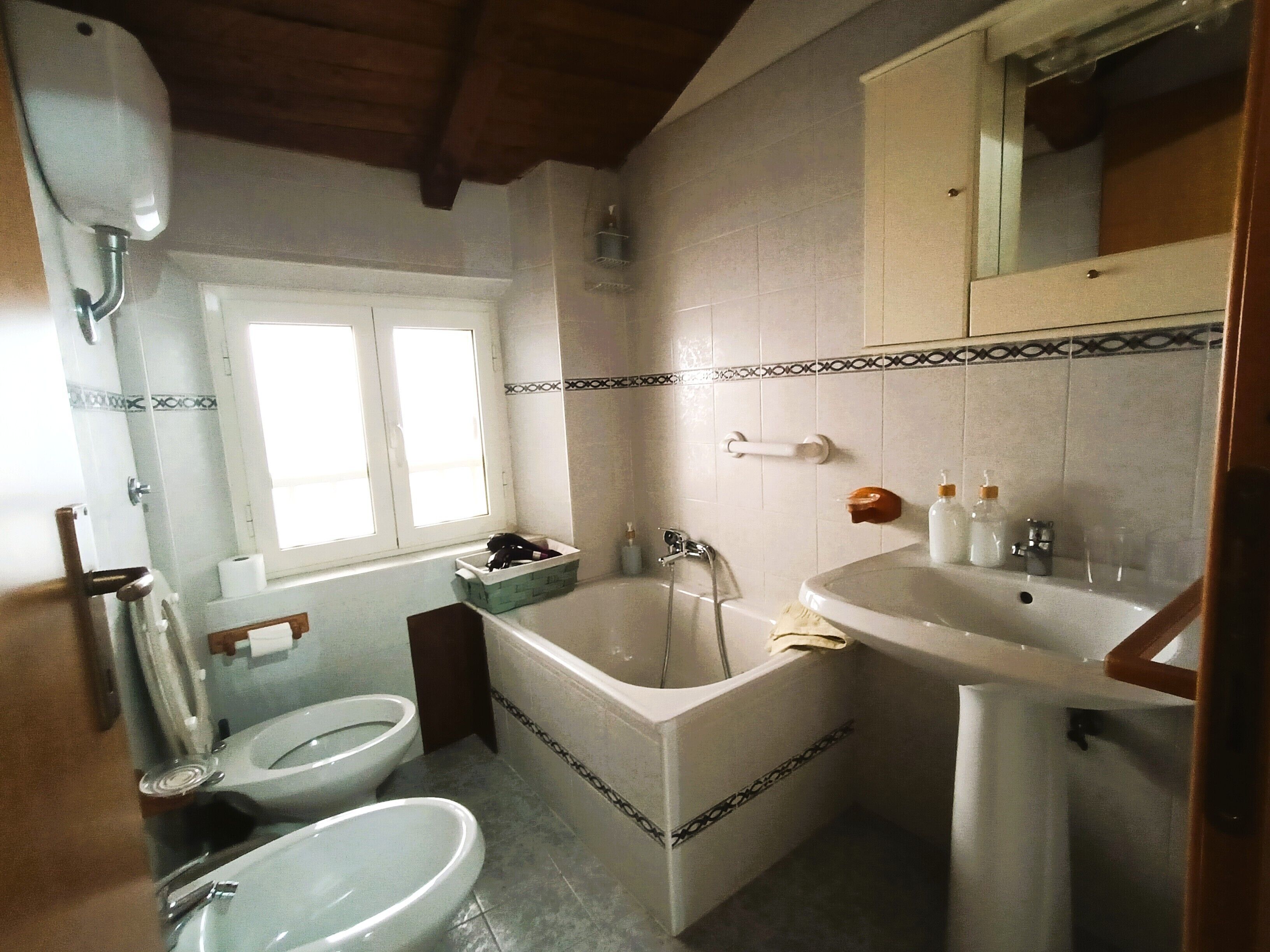 Umweltfreundliche Kosmetikartikel, Haartrockner, Bidet, Handtücher