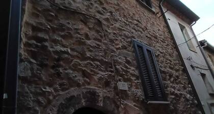 The Alley Chalet - Shelter among stones and wood