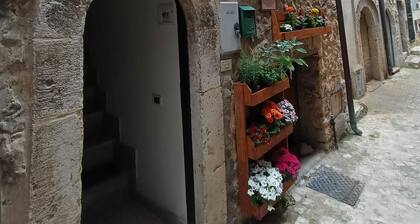 The Alley Chalet - Shelter among stones and wood