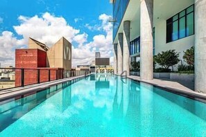 Een binnenzwembad en een buitenzwembad