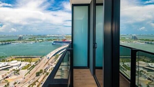 A balcony with a view of a river and a bridge. - Lux Studio with Bay Views #3104 (Miami)
