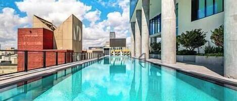 Una piscina cubierta, una piscina al aire libre