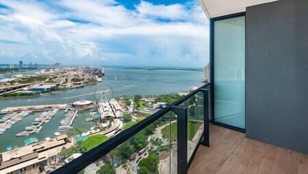 A balcony with a view of a marina and a coastal cityscape. - Lux 2 BD Condo at The Biscayne Boulevard #3009 (Miami)