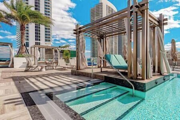 Una piscina al aire libre, una piscina climatizada
