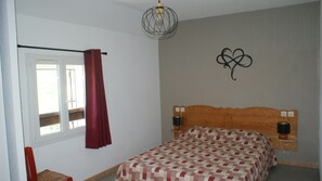 3 habitaciones, escritorio y tabla de planchar con plancha 