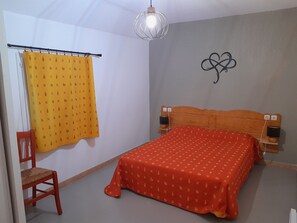 3 عدّة غرف نوم ومكتب ومكواة/لوح كي وسرير سفر