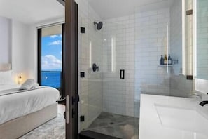 Hair dryer, towels, soap, shampoo - Oasis Retreat · Bay & City Views #2918 (Miami)