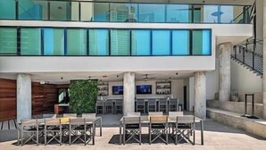 Un bâtiment moderne doté d’un vaste espace extérieur aménagé en terrasse, de plusieurs niveaux et d’un escalier.