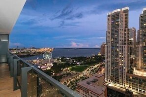 A high-rise building with a view of a park and water body. - High-Rise Luxe 2BD Condo in Downtown Miami - #4117 (Miami)