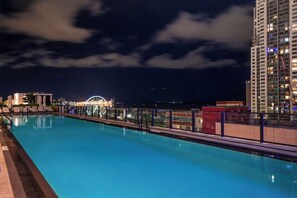 Inomhuspool och utomhuspool