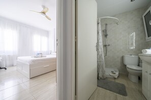 Regadera, secadora de cabello, bidet, toallas 