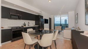 A modern apartment with a kitchen, dining area, and living room. - Classy 3BD in Downtown Miami - #2618 (Miami)