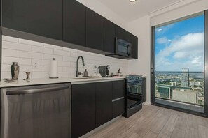 Réfrigérateur, four à micro-ondes, un four, surface de cuisson