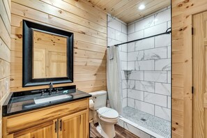 Douche, sèche-cheveux, serviettes fournies, savon