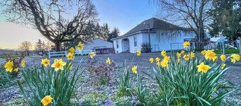 1910 Schoolhouse w/ Private Gymnasium, player piano, record player, pump organ