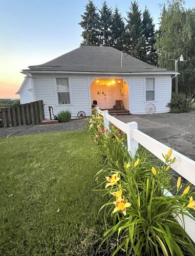 1910 Schoolhouse w/ Private Gymnasium, player piano, record player, pump organ