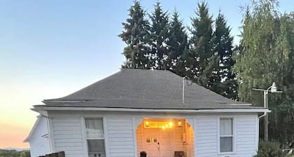 1910 Schoolhouse w/ Private Gymnasium, player piano, record player, pump organ