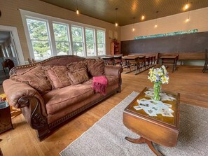Smart TV, fireplace, books, music library - 1910 Schoolhouse w/ Private Gymnasium, player piano, record player, pump organ (Dallas)