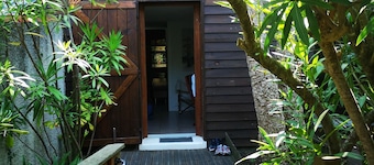 Charming Patio Villa 300m from the ocean in a green cocoon