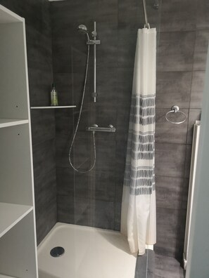 Shower, hair dryer, towels, soap - Charming Patio Villa 300m from the ocean in a green cocoon (Seignosse)