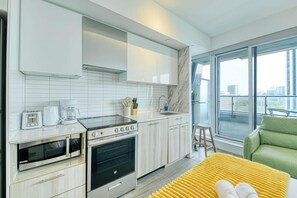 Classic Studio | Private kitchen | Coffee/tea maker, electric kettle - The Jarvis Suites (Toronto)