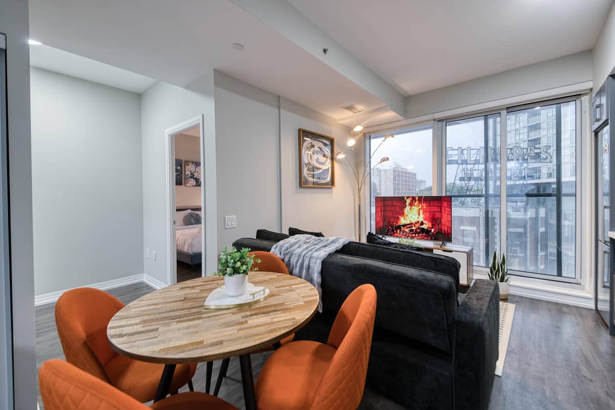 Appartement supérieur | Aire de séjour | Téléviseur de 60 po avec télévision par cùble