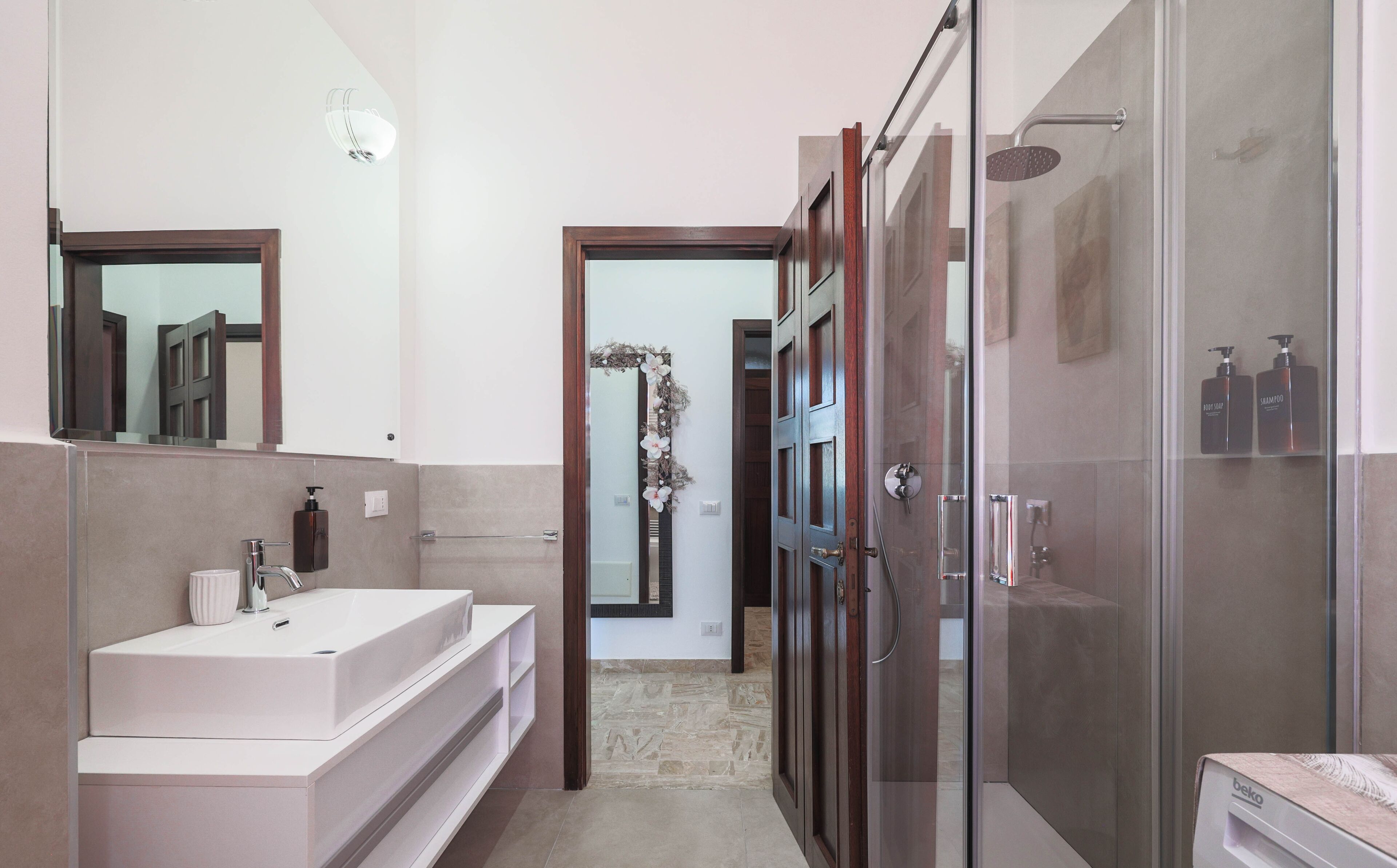 Shower, hair dryer, bidet, towels