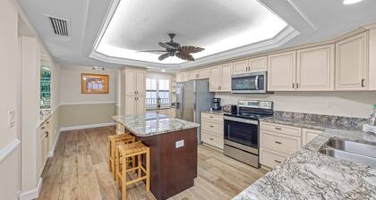 Gulf-Front Penthouse Condo with Rooftop Sundeck | 3 Bedrooms + Den | Sleeps 10