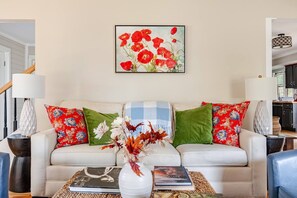 Smart-TV, Kamin, Tischtennisplatte, Computerbildschirme