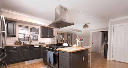 Spacious 4-bedroom Mountain Home with Amazing Long Range Views