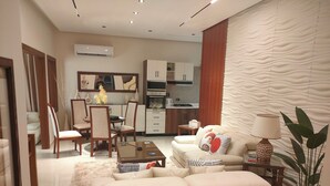Un salon moderne avec un canapé, une table basse et un coin repas.