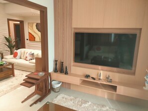 Smart TV - Fantastic and spacious modern rooftop apartment overlooking downtown (Giza Governorate)