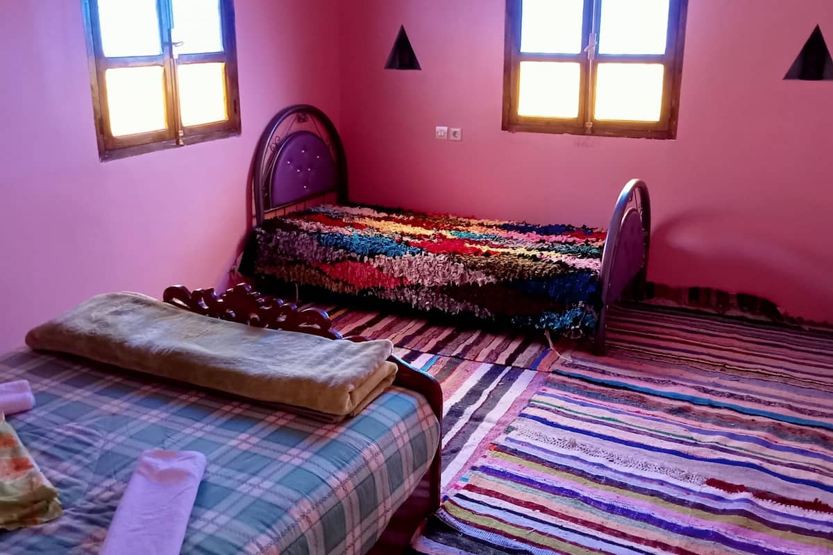 Camera familiare con letto matrimoniale o 2 letti singoli, bagno privato | Una scrivania, insonorizzazione, ferro/asse da stiro, Wi-Fi gratuito