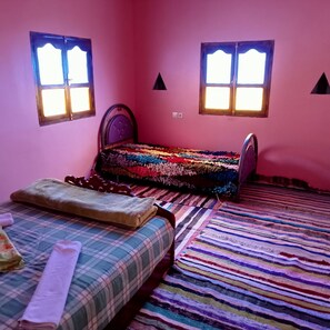 Familiekamer, 1 twee- of 2 eenpersoonsbedden, privébadkamer | Een bureau, geluiddichte muren, een strijkplank/strijkijzer, gratis wifi