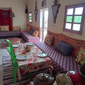 Superior vierpersoonskamer, uitzicht op rivier | Woonruimte | Televisie