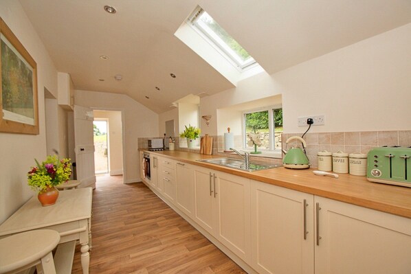 Cottage | Private kitchen | Stovetop - Pet-friendly Cottage in Belsay, No Deposit (Newcastle-upon-Tyne)