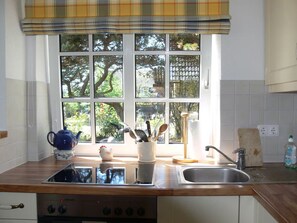 Réfrigérateur, four, lave-vaisselle, cafetière/bouilloire