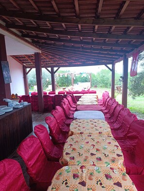 Outdoor dining - Luxury villa with pool in the heart of nature (Korba)