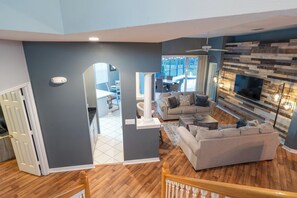 TV connectée, jeux vidéo, baby-foot, livres