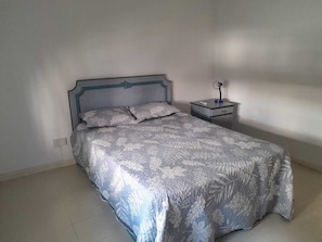 2 chambres, fer et planche à repasser, Wi-Fi, draps fournis