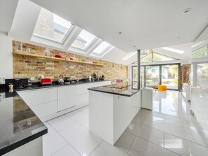 Fridge, microwave, oven, dishwasher - Stunning 3BR Townhouse - Central Oxford | Pass the Keys (Oxford)