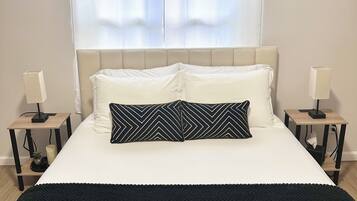 1 slaapkamer, een bureau, een strijkplank/strijkijzer, reisbedje