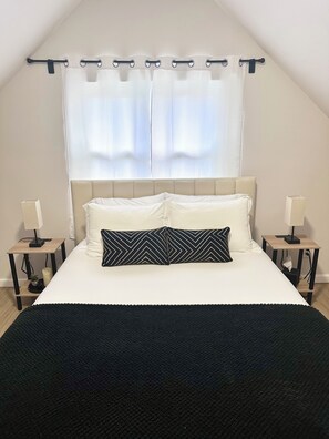 1 bedroom, desk, iron/ironing board, travel cot - 1 Bedroom Urban Retreat with Patio & Gym! (Newark)