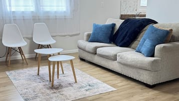 Een smart-tv en boeken