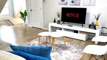 Een smart-tv en boeken