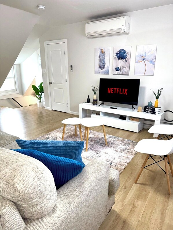 Smart TV, books - 1 Bedroom Urban Retreat with Patio & Gym! (Newark)