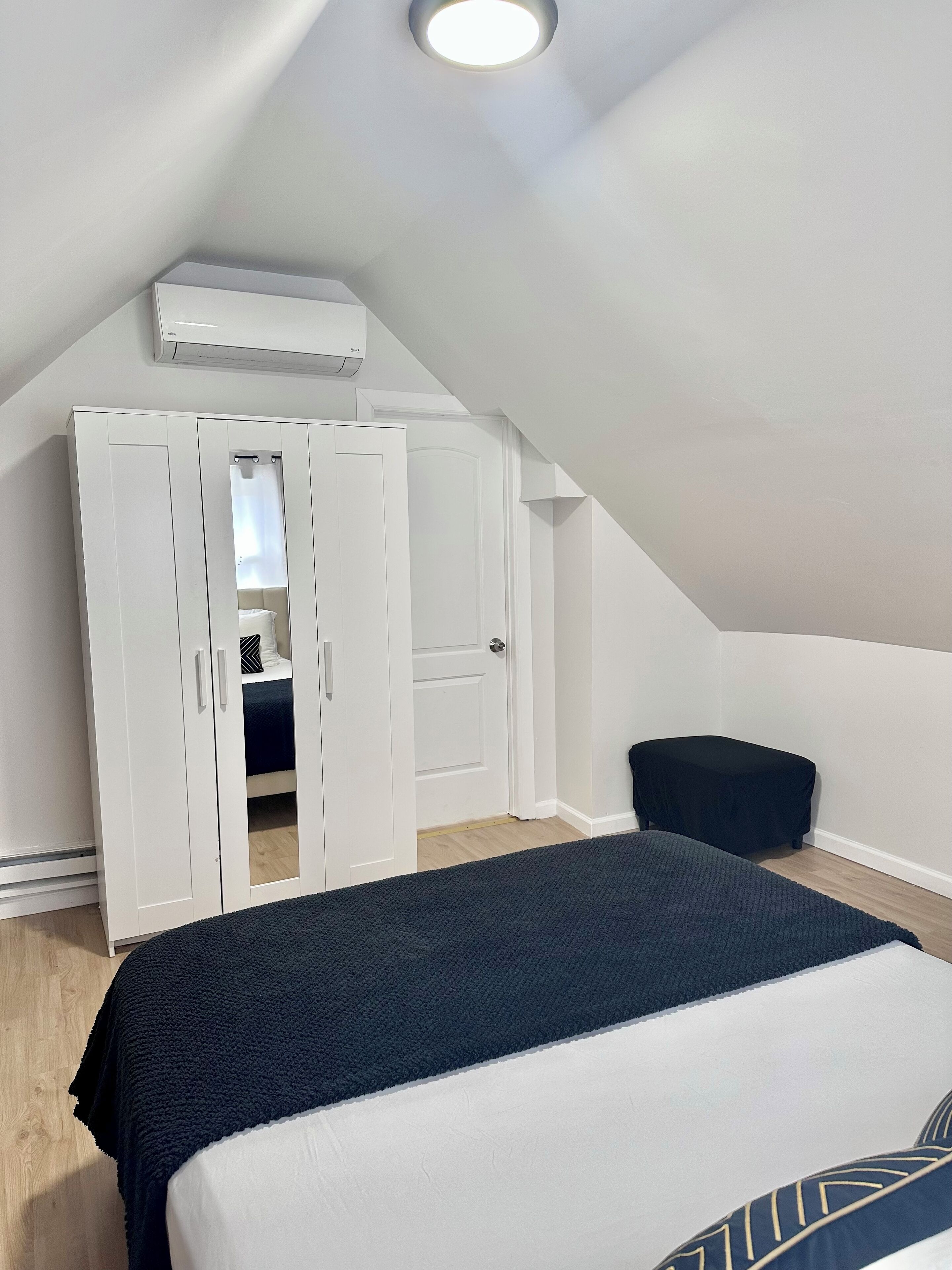 1 soverom, skrivebord, strykejern/-brett og reiseseng for barn