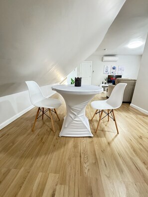 Dining - 1 Bedroom Urban Retreat with Patio & Gym! (Newark)